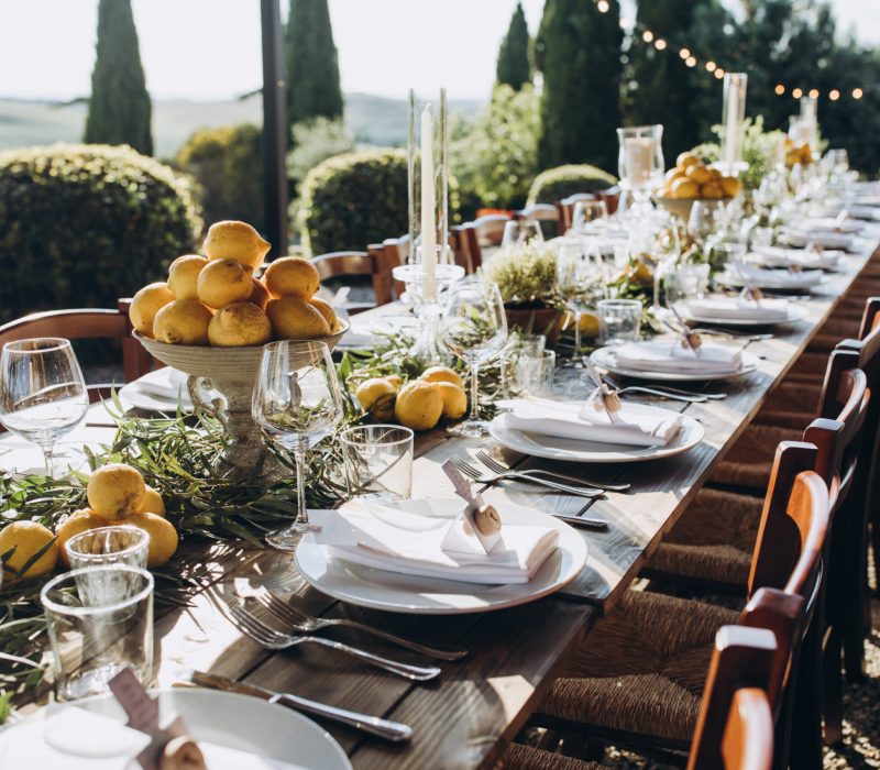 Feestelijke lange tafel in de tuin van een oude villa